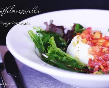 Büffelmozzarella mit Papaya-Salsa auf einem Salatbett