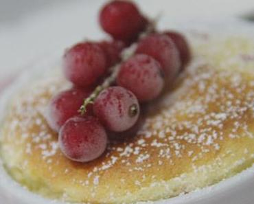 Frischkäse-Soufflé mit Johannisbeeren