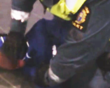 9-Jähriger Muslim spricht Schahada während er von schwedischen Beamten brutal angegriffen wird