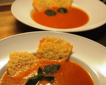 Tomaten-Selleriesuppe mit Parmesanchips