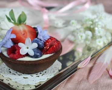 Frühlingskörbchen mit Beeren und Panna cotta