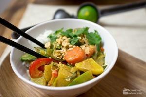 Erdnuss-Kokos-Curry mit frischem Gemüse