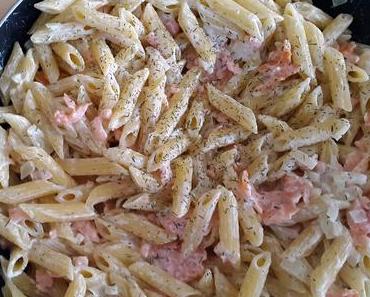 Nudeln mit Lachs-Weißweinsauce