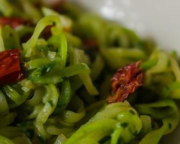 Zucchini “Pasta” mit Spinatpesto und getrockneten Tomaten