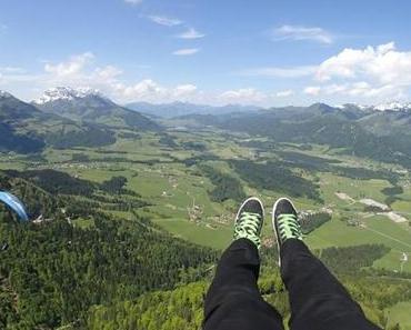 Füße in die Luft! Wer Paragliding in Bayern nicht ausprobiert, ist selbst Schuld