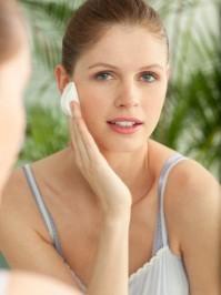 Kann ein Gesichtswasser Poren verfeinern?