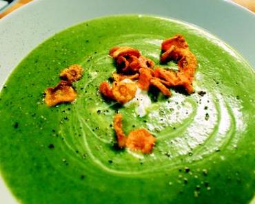 Kartoffel-Brokkoli-Spinat-Suppe mit Karottenchips