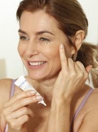 Warum sollte man eine Augencreme einklopfen?