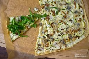 Flammkuchen mit Zucchini und Gorgonzola