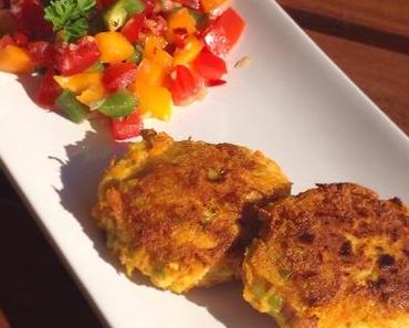 Feurig scharf und lecker: krosse Tofu-Buletten mit Paprika-Tomaten-Salsa