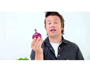 Jamie Oliver schneidet Zwiebeln mit der Hilfe eines Kristalls
