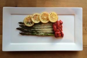Ofen-Spargel mit Zitronenbutter, Rosmarin-Erdbeeren und Grana Padano