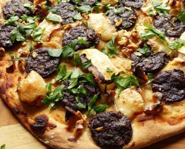 Pizza mit Blutwurst und Apfelkompott