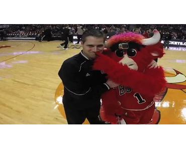 Chicago Bulls Maskottchen ‘Benny the Bull’ mit einer GoPro
