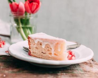 Nur das Beste für die Mamas – Macadamianusskuchen mit Granatapfelkernen