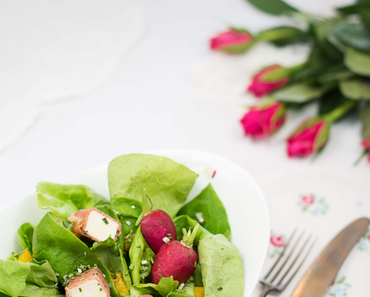 Salat mit Feta-Speck-Würfeln & Radieschendressing