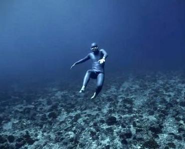 Freediver Guillaume Nery schwebt unter Wasser