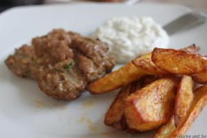 Bifteki mit Kartoffelspalten und Tzatziki