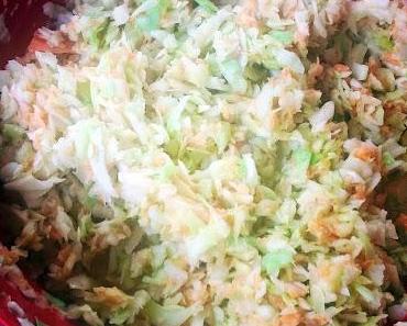 Grillsalate: Coleslaw und Lollo Rosso mit mariniertem Ziegenkäse