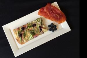 Die Saison voll auskosten: Flammkuchen mit Spargel und  Rhabarber