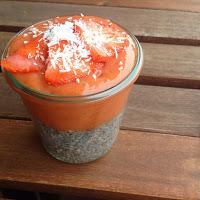 Rezept-Tipp: Kokos-Chiapudding mit fruchtiger Mango-Erdbeer-Creme