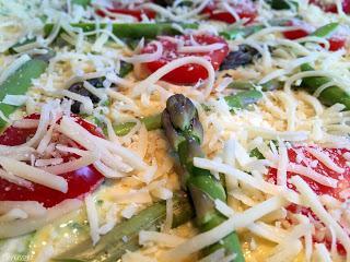 Pizza mit grünem Spargel und Senf-Hollandaise