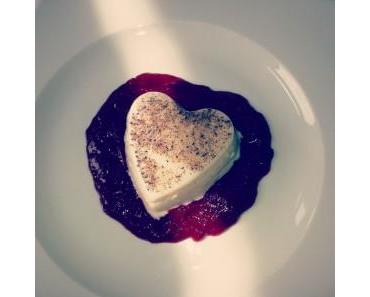 Tonka Panna Cotta auf Rhabarberspiegel