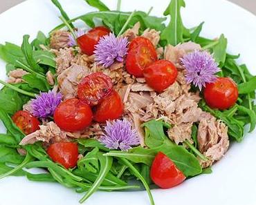 Farbtupfer im Essen: Salat mit Schnittlauchblüten